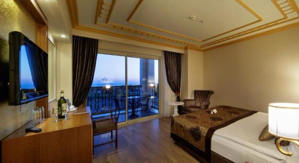 CRYSTAL PALACE HOTEL