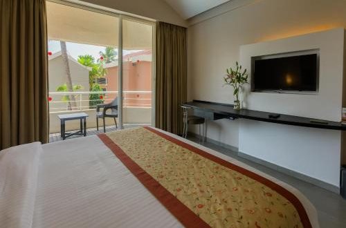 WHISPERING PALM BEACH HOTEL